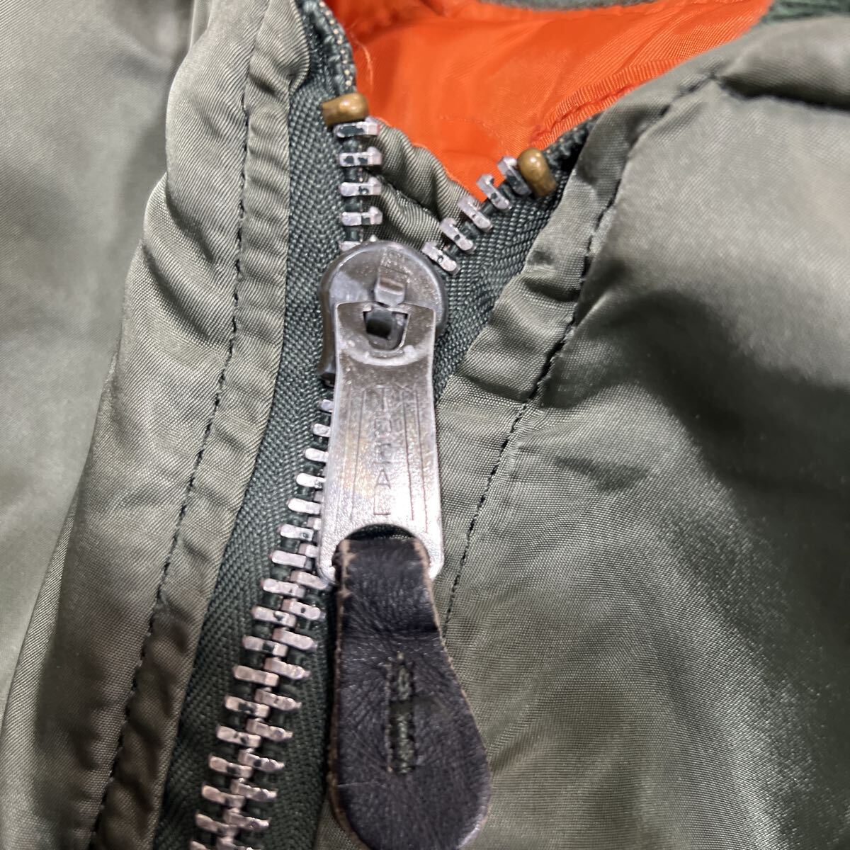 80s~90s ヴィンテージ USA製 ■ ALPHA アルファ ■ IDEAL アイディール ジッパー 中綿入 MA-1 MA1 ミリタリー ボンバー ジャケット カーキ_画像3