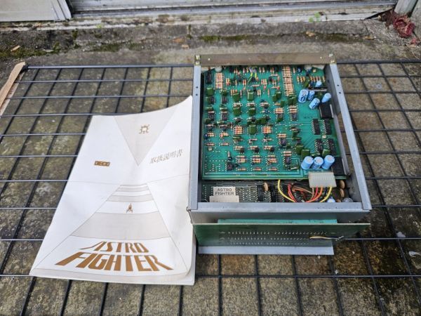 ★☆1円スタート！　通電未確認につきジャンク！　アストロファイター　説明書付き　昭和レトロ　　ゲーム機　基板　☆★_画像1