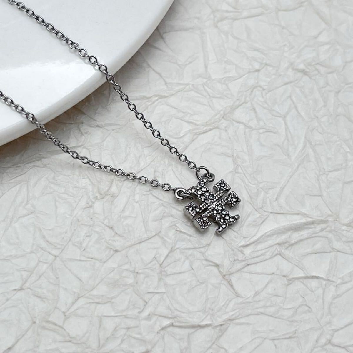 正規新品　TB023-14 Tory Burch トリーバーチ ミラー パヴェ ロゴ ネックレス　シルバー　大特価　_画像2