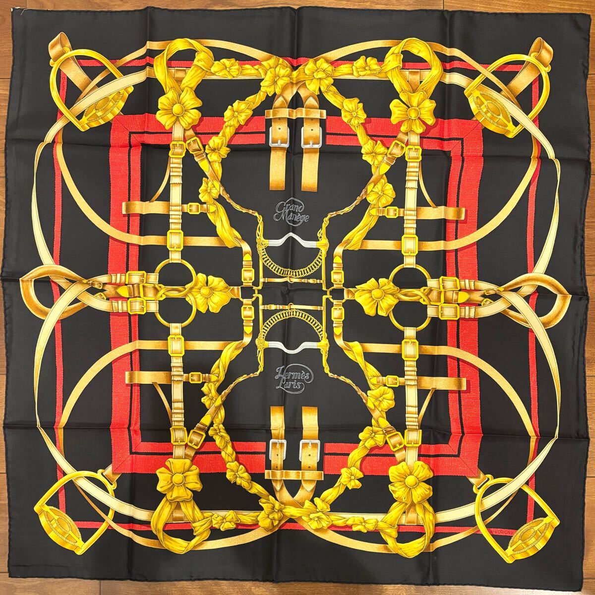 【1円〜】HERMES エルメス カレ90 Grand Mange グランマネージュ 黒×赤×金 馬具デザイン シルク100% H.d’ORIGNY 正規品 箱付き_画像2