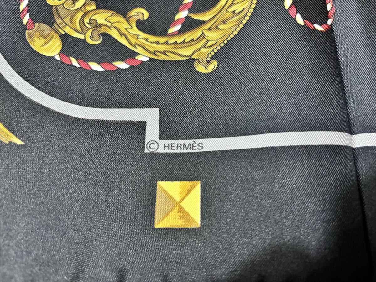 【1円〜】HERMES エルメス カレ90 CLEFS 鍵 モチーフ スカーフ シルク100% 手巻き縫製 ブラック ゴールド系 鍵柄_画像3