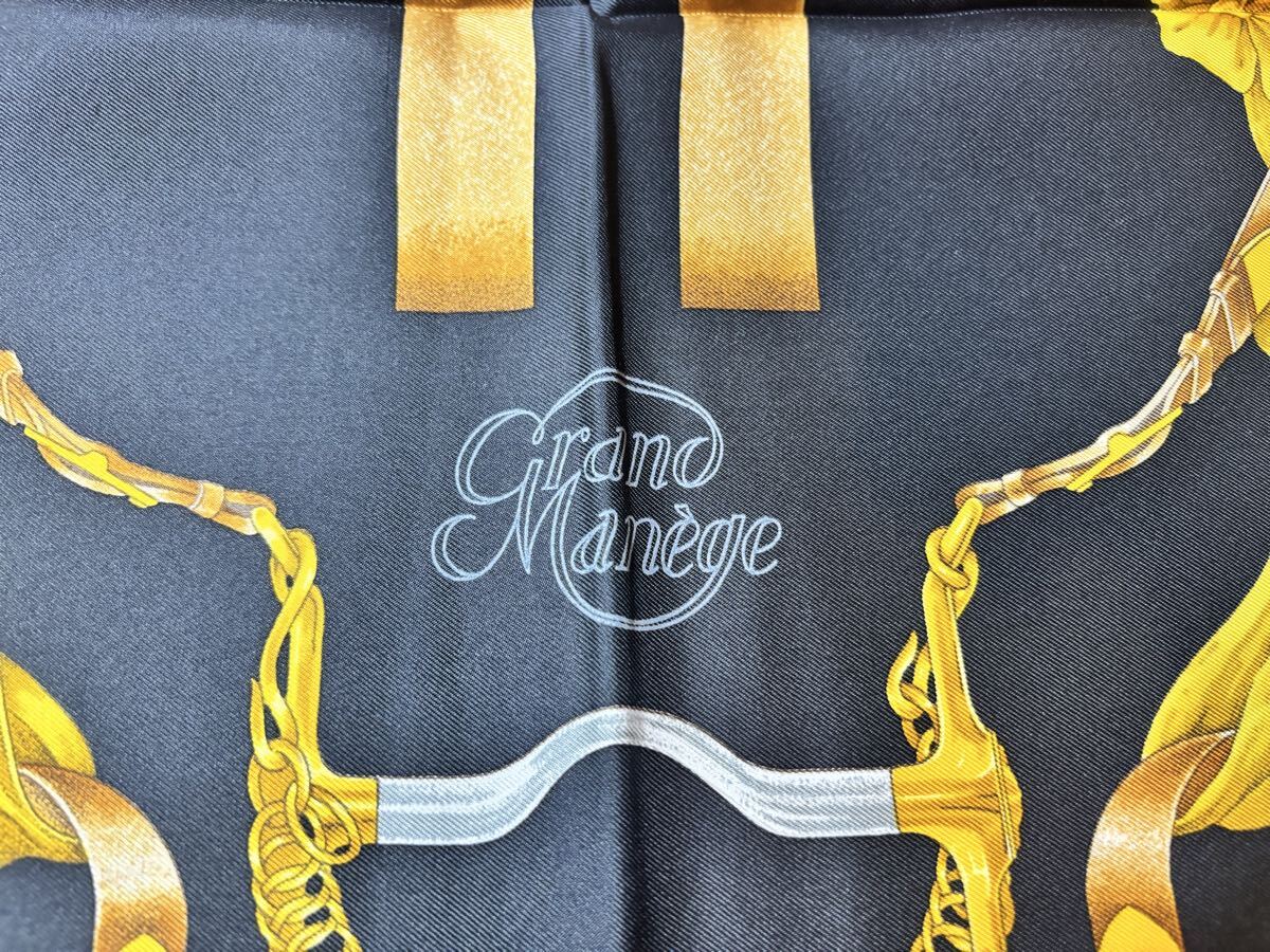 【1円〜】HERMES エルメス カレ90 Grand Mange グランマネージュ 黒×赤×金 馬具デザイン シルク100% H.d’ORIGNY 正規品 箱付き_画像3