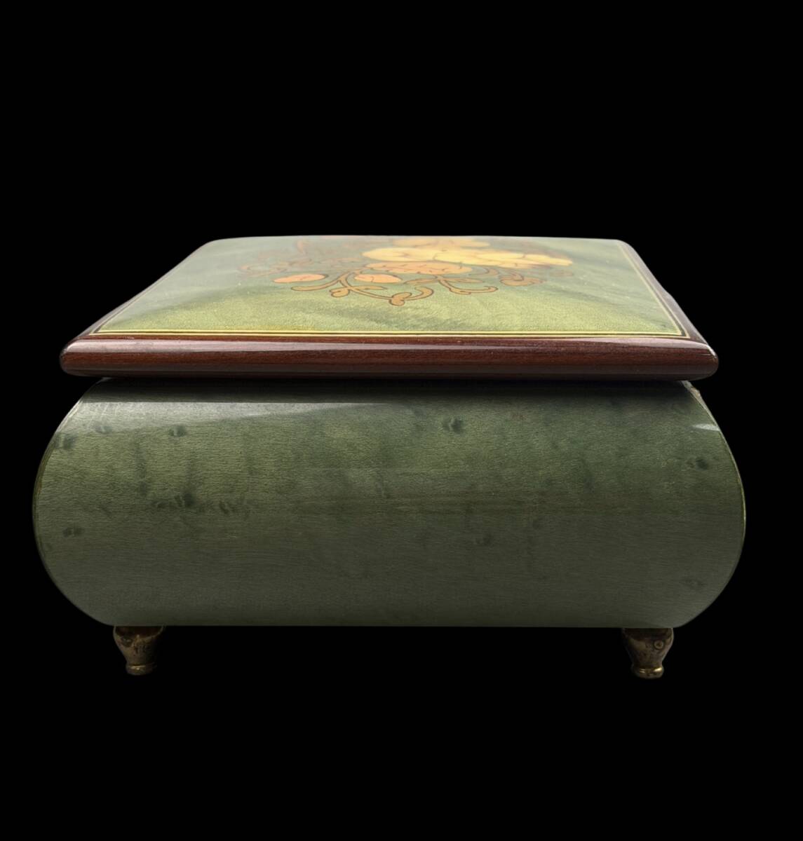 【偲】 Swiss Reuge Music Box スイス リュージュ製 オルゴール ラッカー塗装の花柄象嵌 長方形の箱セージグリーンと明るい色木材 r-1090_画像4