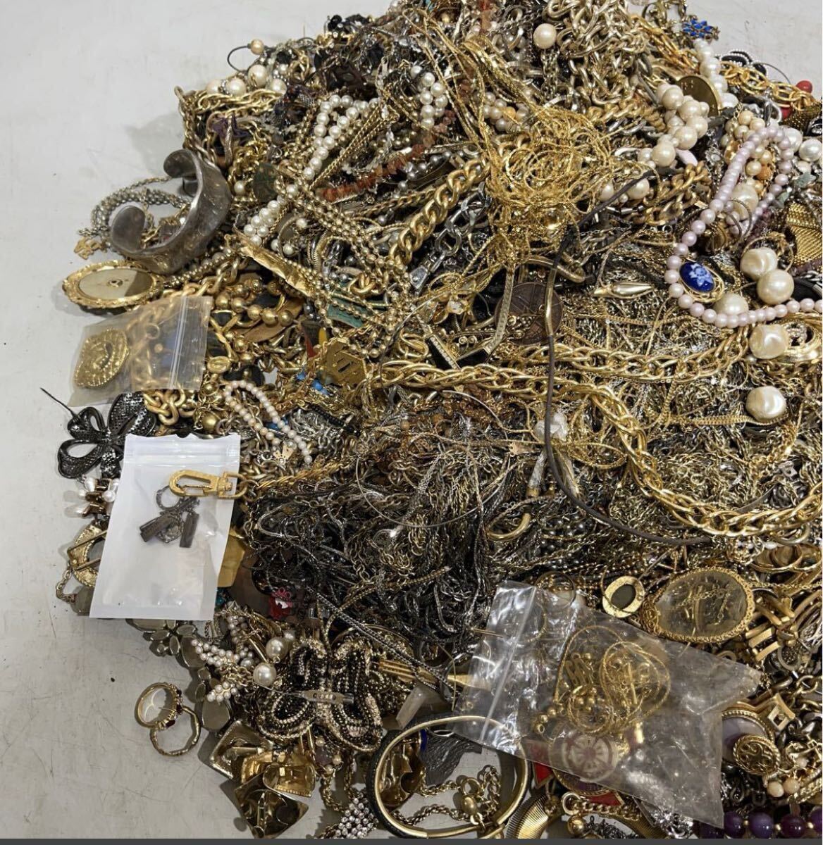 GB-6005 未選別 アクセサリー 約14kg まとめて ゴールド イミテーション ネックレス リング ブローチ イヤリング アクセサリー _画像2