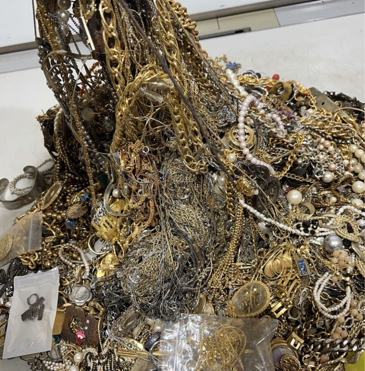 GB-6005 未選別 アクセサリー 約14kg まとめて ゴールド イミテーション ネックレス リング ブローチ イヤリング アクセサリー _画像5