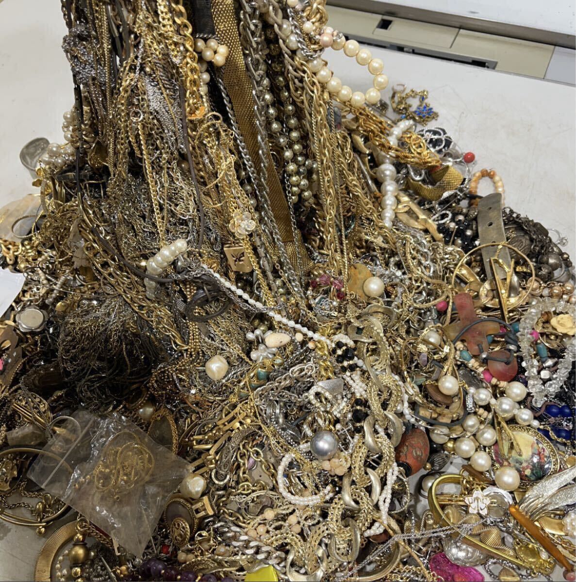 GB-6005 未選別 アクセサリー 約14kg まとめて ゴールド イミテーション ネックレス リング ブローチ イヤリング アクセサリー _画像6