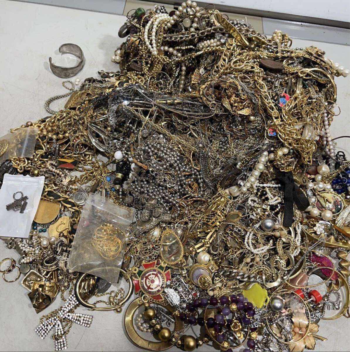 GB-6005 未選別 アクセサリー 約14kg まとめて ゴールド イミテーション ネックレス リング ブローチ イヤリング アクセサリー _画像7