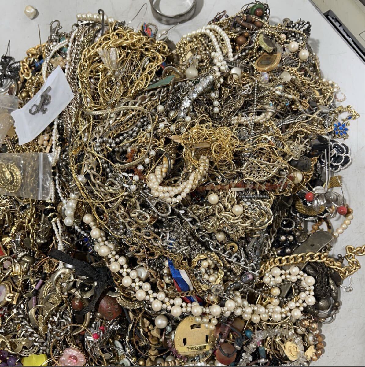 GB-6005 未選別 アクセサリー 約14kg まとめて ゴールド イミテーション ネックレス リング ブローチ イヤリング アクセサリー _画像10