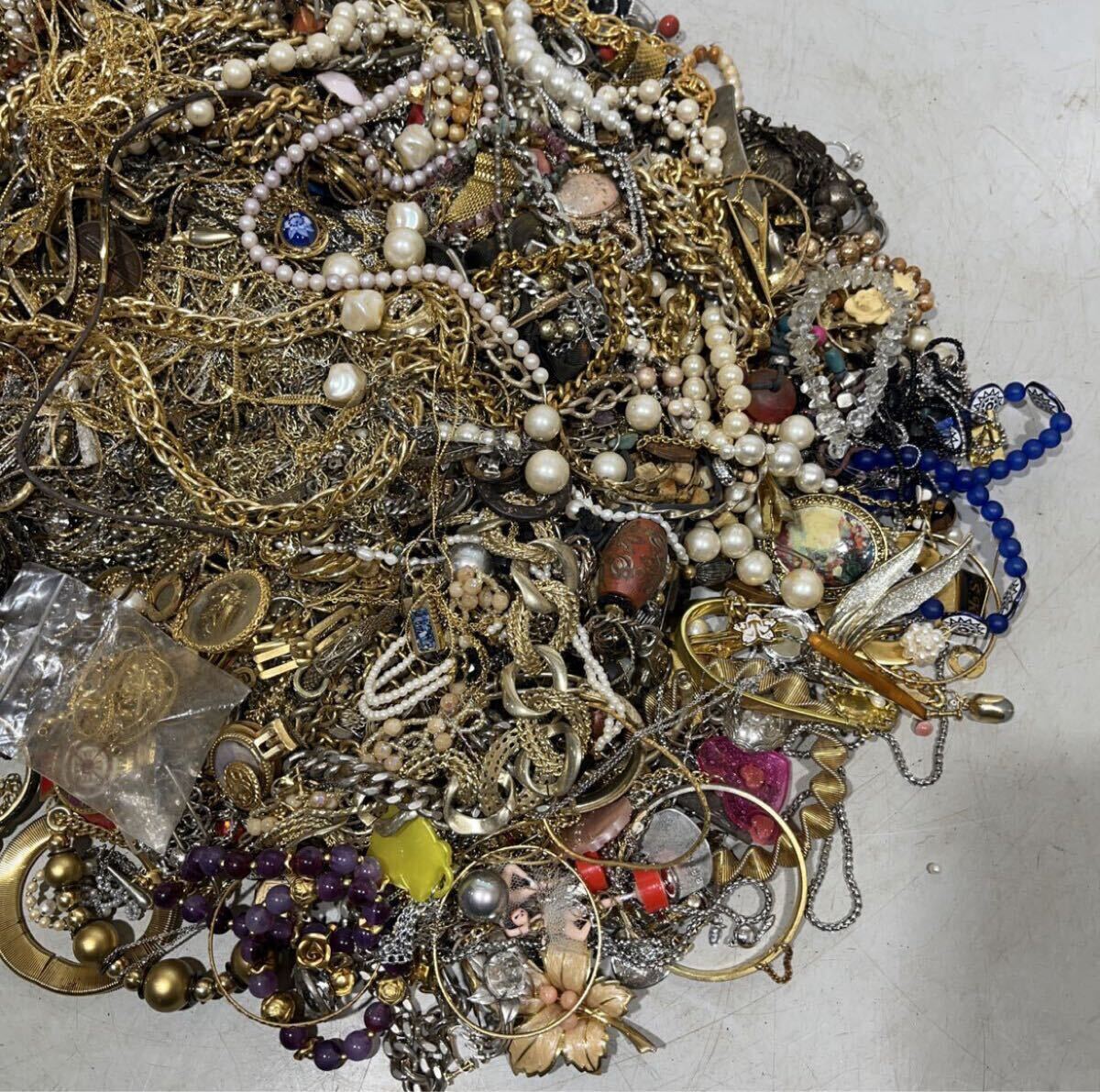 GB-6005 未選別 アクセサリー 約14kg まとめて ゴールド イミテーション ネックレス リング ブローチ イヤリング アクセサリー _画像3