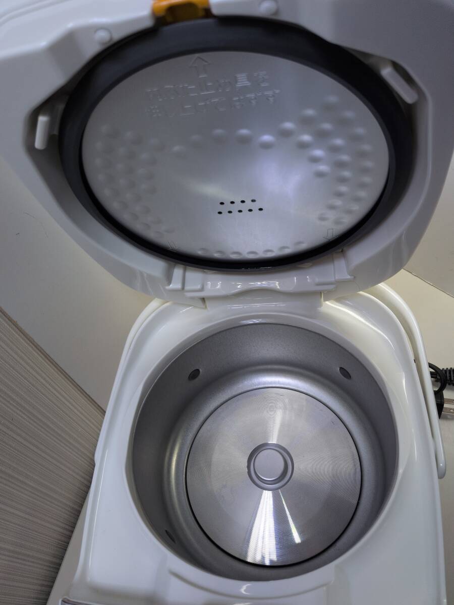 (オ525)NL-DS10-WA ZOJIRUSHI 象印マイコン炊飯ジャー 炊飯器(5.5合炊き/マグネットプラグ式)2022年製 通電確認済み 中古品_画像7