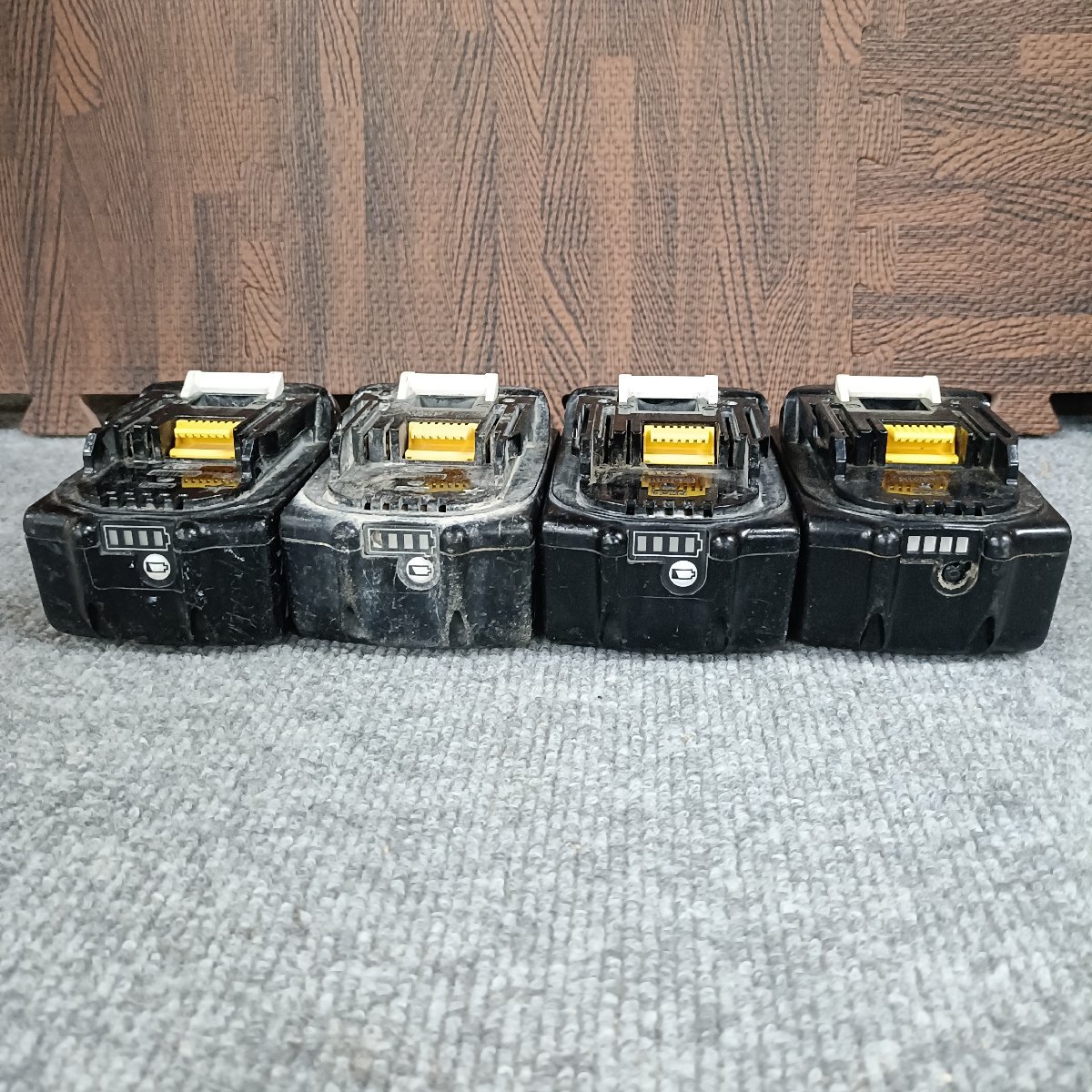 1円～(^^)/沖縄・離島地域発送不可　ジャンク品 マキタ　リチウムバッテリー BL1860B 4個セット　不良・寿命・故障などのジャンク品_画像5