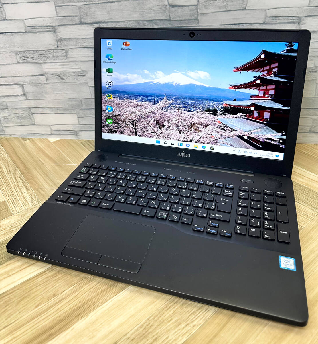 極上品/新型Window11搭載/富士通/爆速6世代CPU/カメラ/高速新品SSD256GB/驚異の8GBメモリ/DVD焼き/ブルーレイ/オフィス/ソフト多数!_画像2