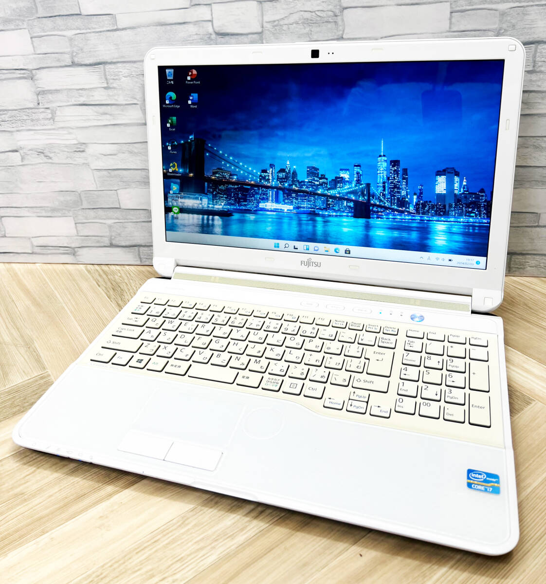 極上品/新型Window11搭載/富士通/爆速Core-i7搭載/カメラ/高速新品SSD512GB/即決１６GBメモリ/ブルーレイ/DVD焼き/オフィス/ソフト多数！_画像2