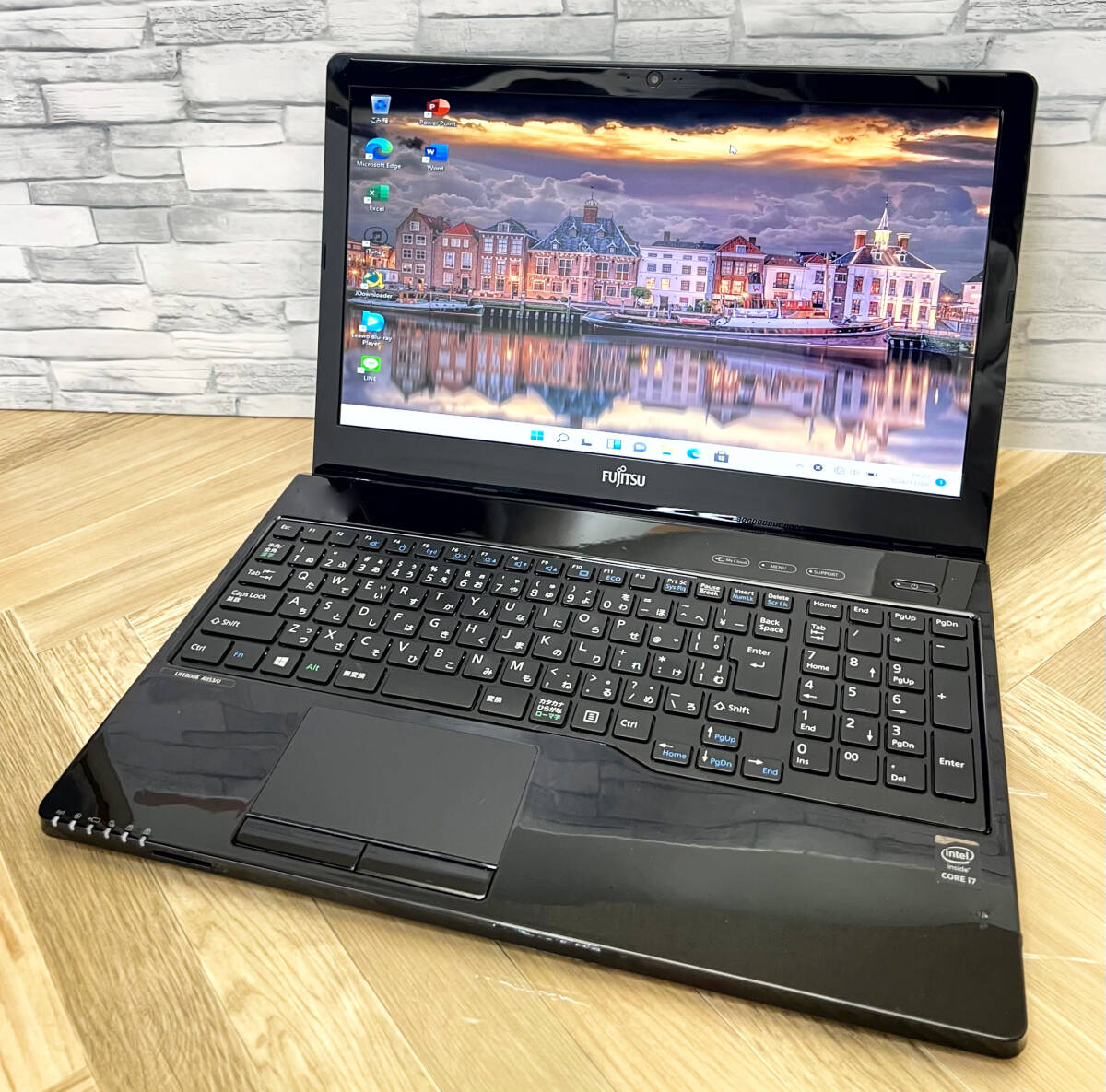 極上品/新型Window11搭載/富士通/爆速5世代CPU/カメラ/高速新品SSD256GB/驚異の８GBメモリ/DVD焼き/オフィス/ソフト多数！_画像2