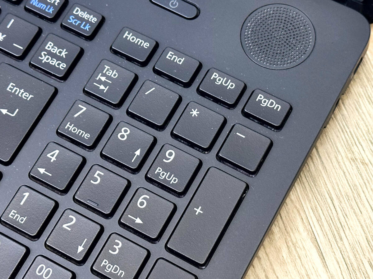 極上品/新型Window11搭載/富士通/爆速6世代CPU/カメラ/高速新品SSD256GB/驚異の8GBメモリ/DVD焼き/ブルーレイ/オフィス/ソフト多数!_画像3