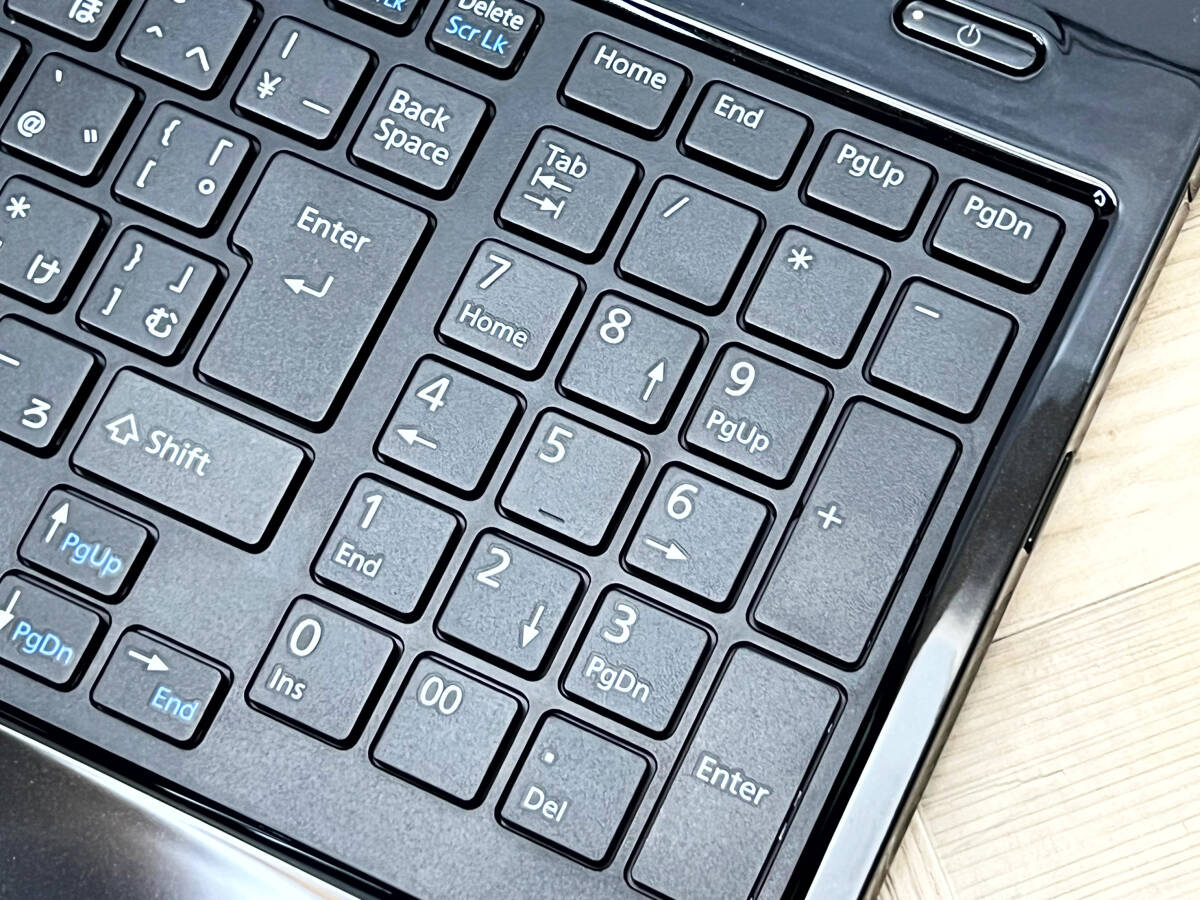 極上品/新型Window11搭載/富士通/爆速6世代CPU/カメラ/高速新品SSD256GB/驚異の８GBメモリ/DVD焼き/ブルーレイ/オフィス/ソフト多数！_画像4