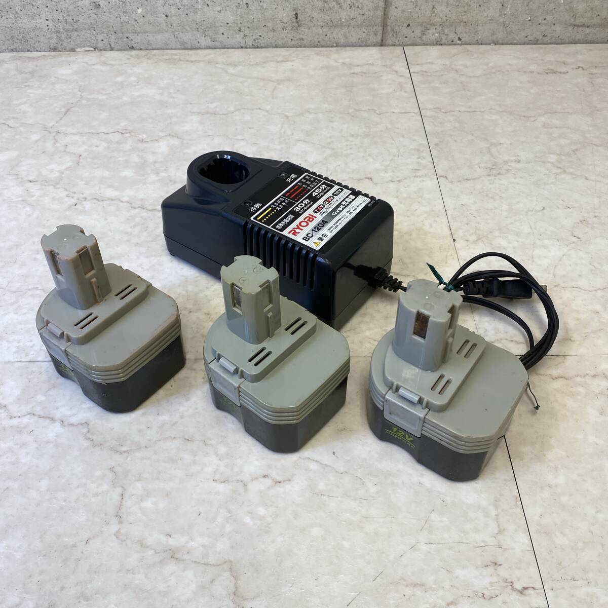 【送料無料】 リョービ 急速充電器 バッテリー3個セット 12V BC-1204 B-1203M1 RYOBI 充電確認済 現状品 A1108-3_画像1