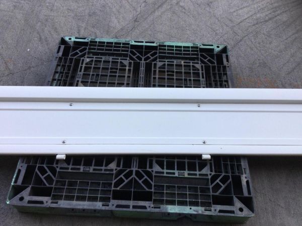 いすゞエルフ 新車外し サイドアオリ左 白 W3515mm*H398mm 厚み35mm 傷・汚れ有【発送不可】_画像2