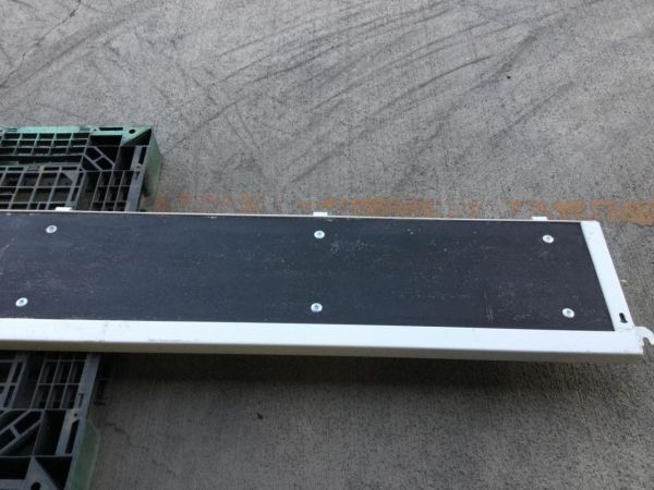 いすゞエルフ 新車外し サイドアオリ左 白 W3515mm*H398mm 厚み35mm 傷・汚れ有【発送不可】_画像9