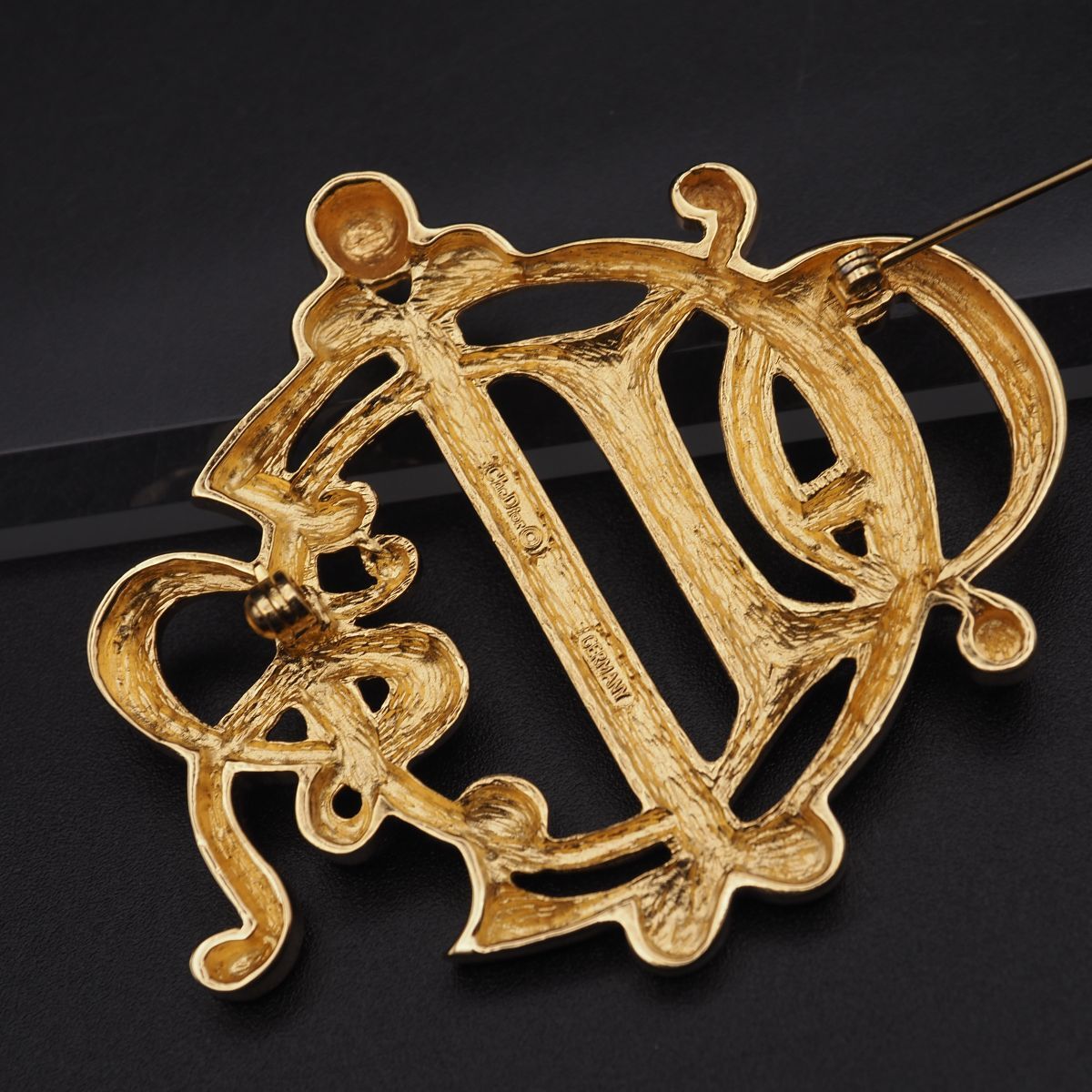 Y971 1 иен Christian Dior Christian Dior GERMANY печать дизайн логотипа Gold брошь 
