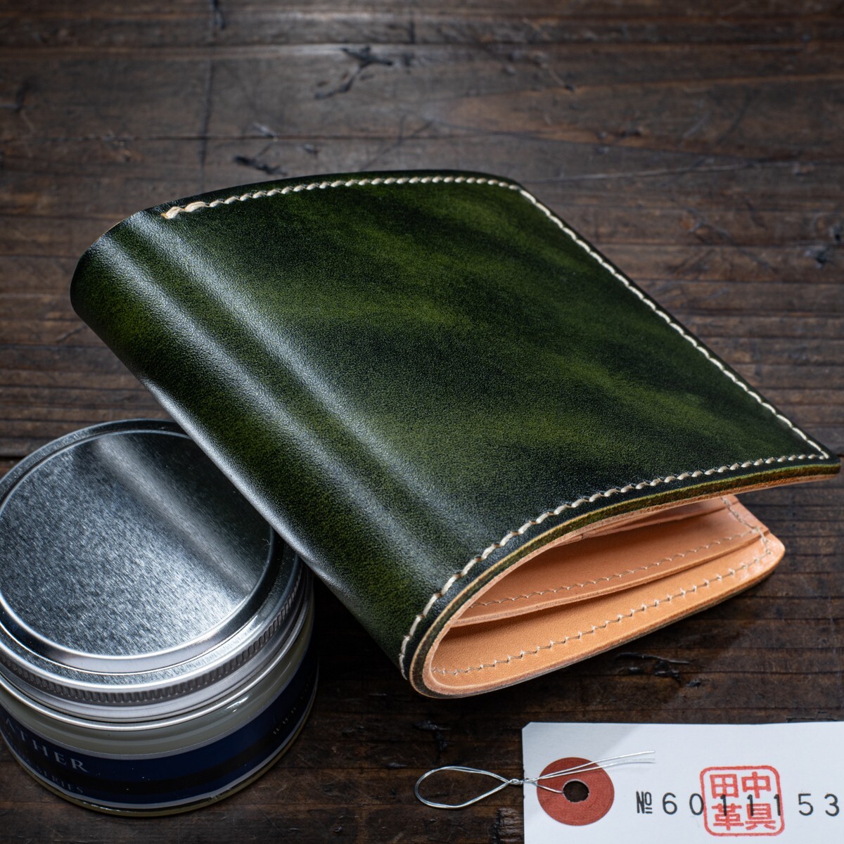 深緑【牛革】シンプル 二つ折り 丘染め メンズ 財布 二つ折り財布 新品 未使用 送料無料 1円 ヌメ革 本革 手染め 緑 グリーン 田中革具_画像1