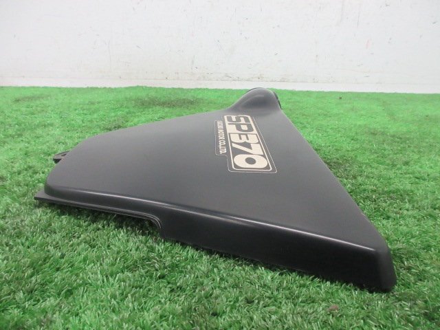 A7L24 スズキ SP370 サイドカバー 右 O_画像3