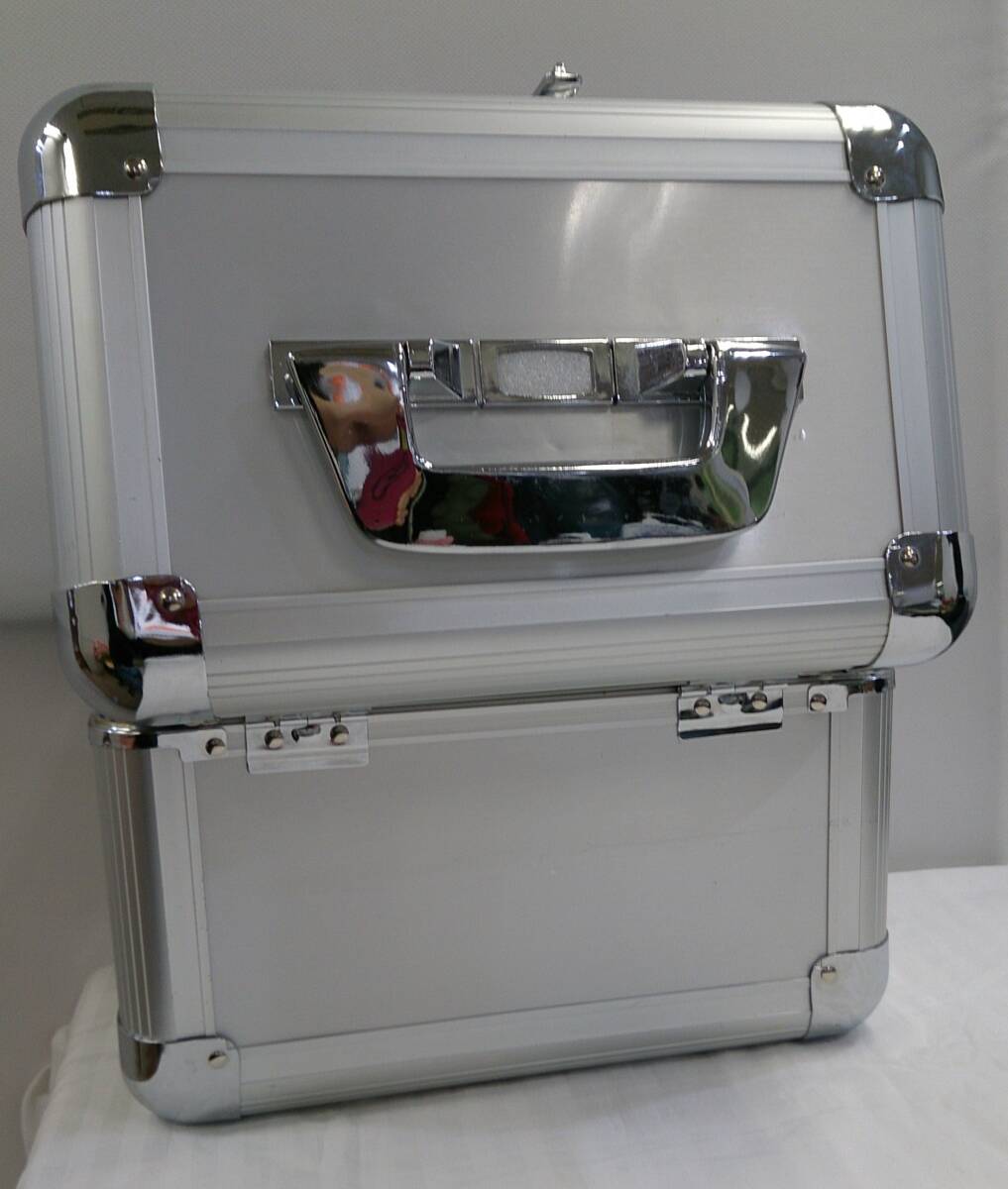 【佐川発送】メーカー不明／バニティーケース／メイクボックス／ダイヤルロックあり／シルバー_画像2