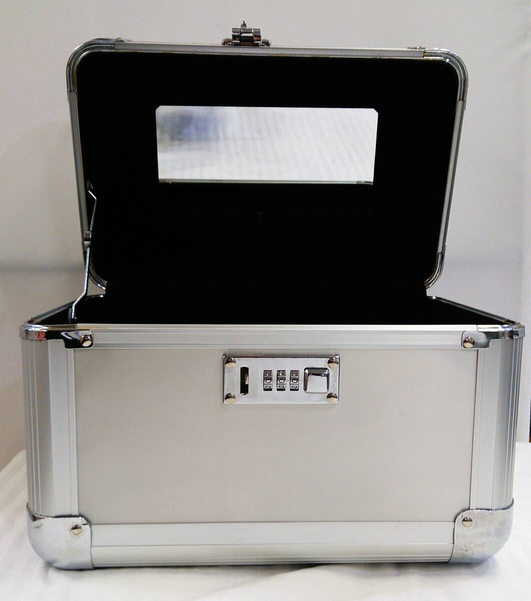 【佐川発送】メーカー不明／バニティーケース／メイクボックス／ダイヤルロックあり／シルバー_画像1