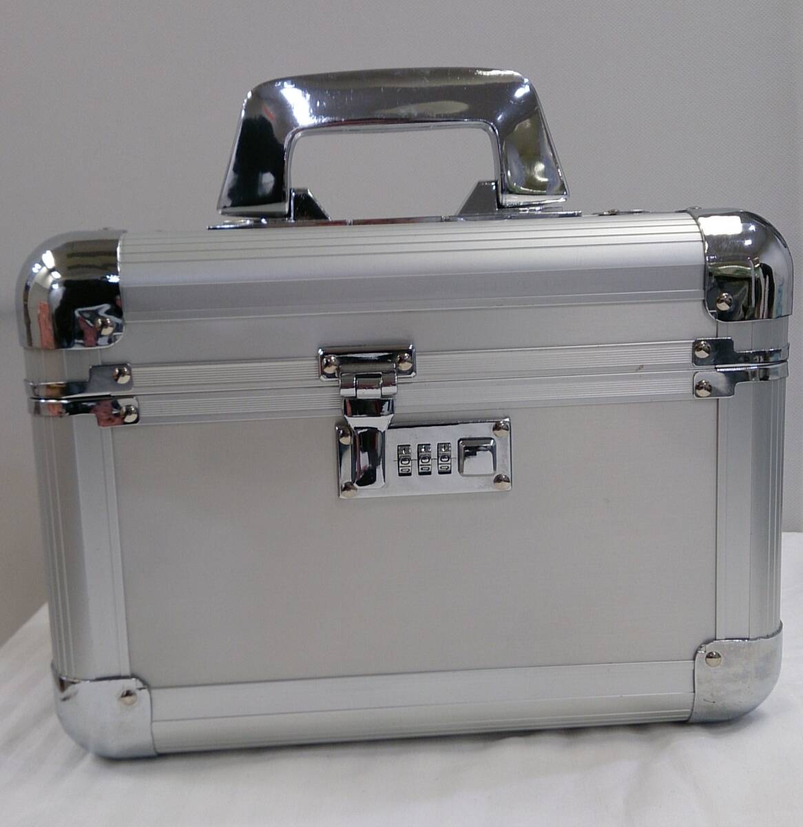 【佐川発送】メーカー不明／バニティーケース／メイクボックス／ダイヤルロックあり／シルバー_画像6