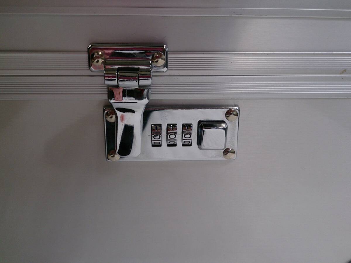 【佐川発送】メーカー不明／バニティーケース／メイクボックス／ダイヤルロックあり／シルバー_画像5