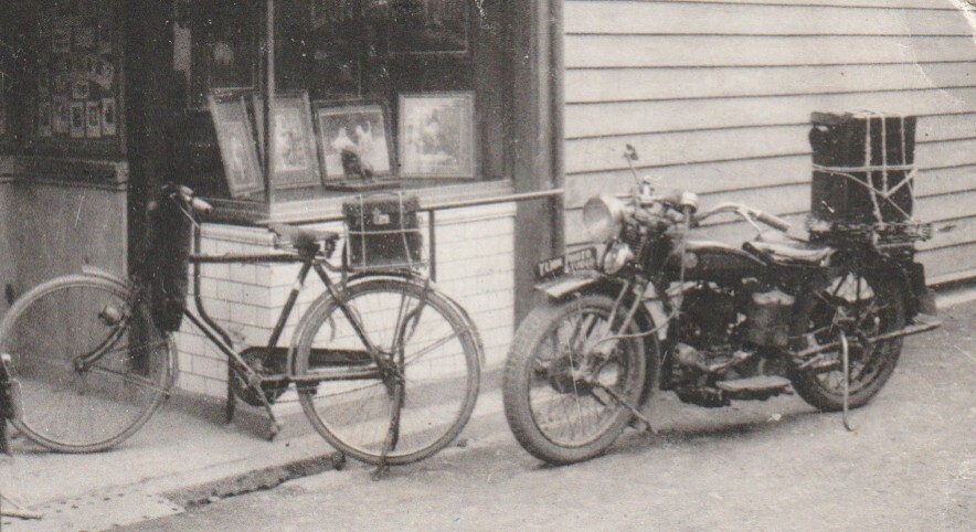 戦前絵葉書■三重　オートバイ■松坂ライオン写真館　店前にレトロなバイク2台　年賀実逓_画像3