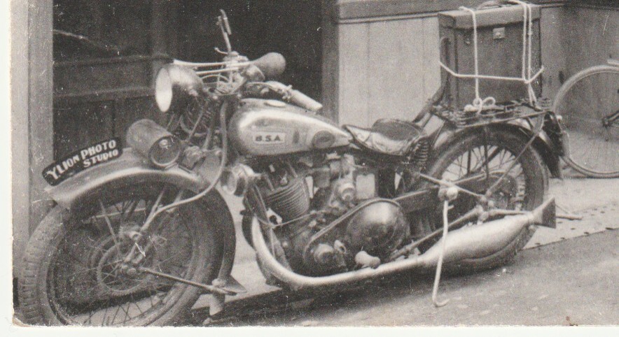 戦前絵葉書■三重　オートバイ■松坂ライオン写真館　店前にレトロなバイク2台　年賀実逓_画像2