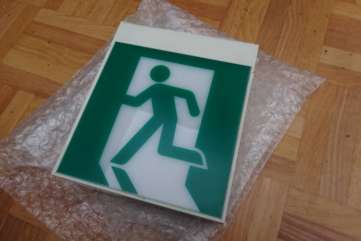 東芝 誘導灯C級一般形 FBK-LS17 非常口 中古品 インテリアに サイン灯 看板_画像1