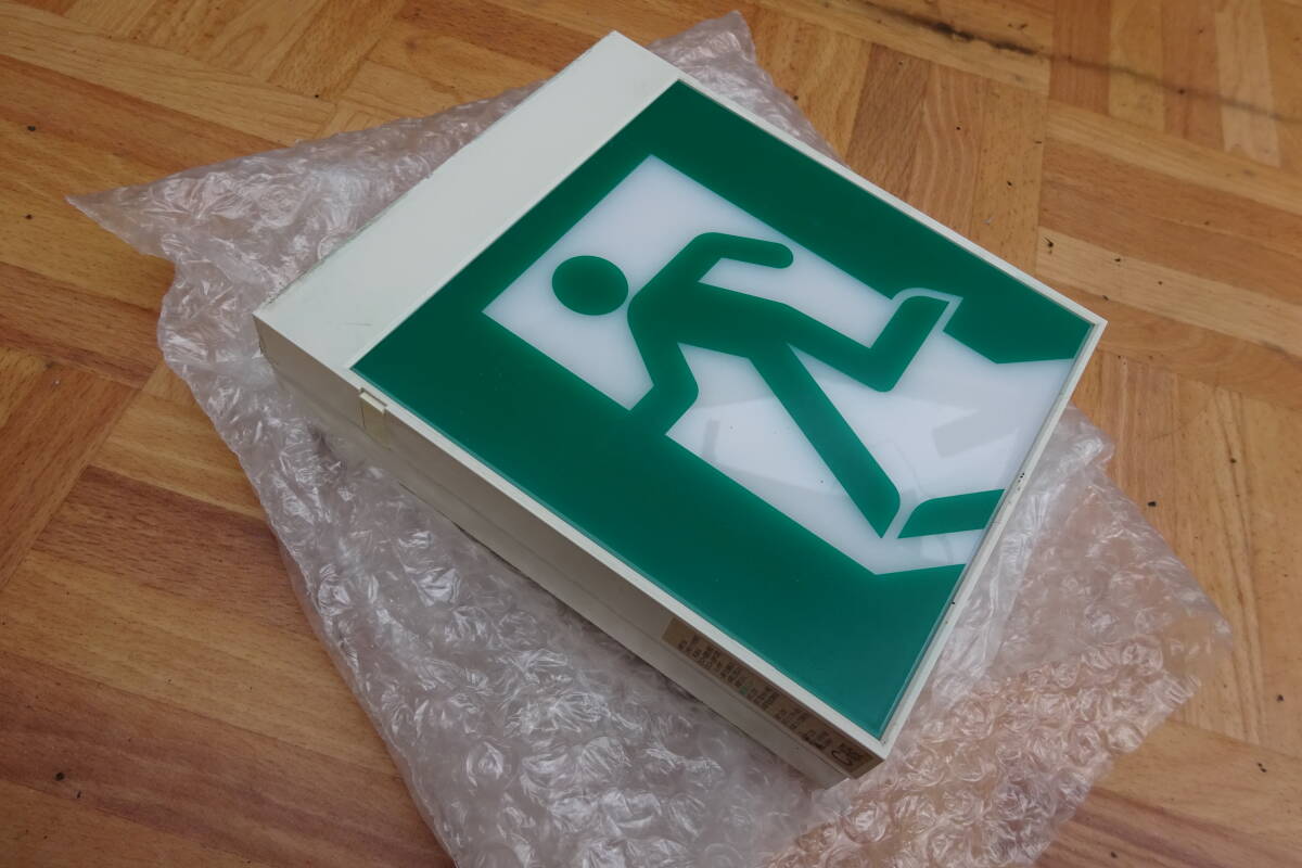 東芝 誘導灯C級一般形 FBK-LS17 非常口 中古品 インテリアに サイン灯 看板_画像2