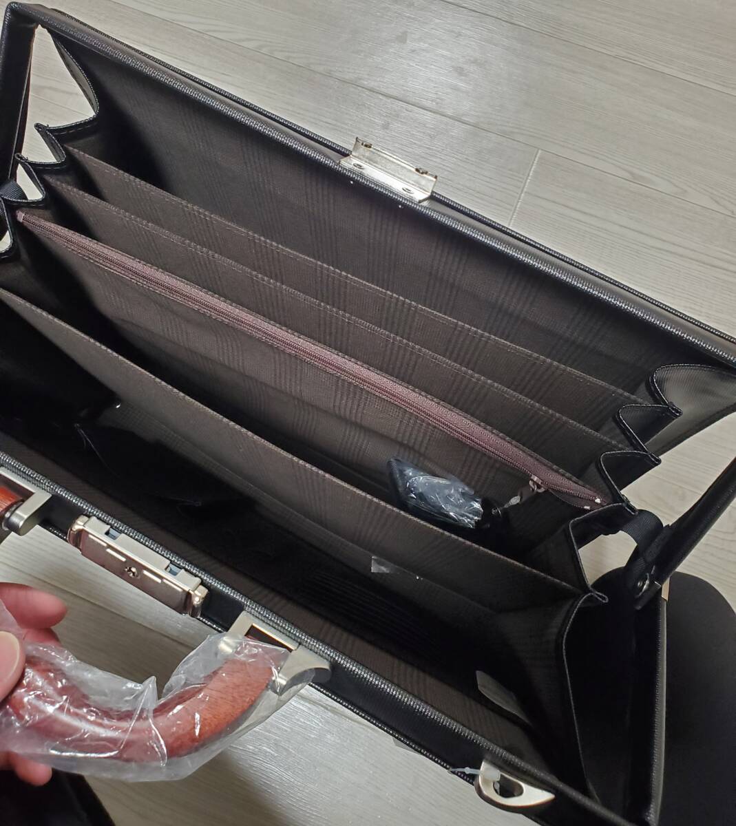 新品 未使用 美品 礎 ishizue ビジネスバッグ ダレスバッグ ブリーフケース メンズ 鞄 大容量 2way A4 豊岡製 日本製 ブラック 黒 木製_画像4