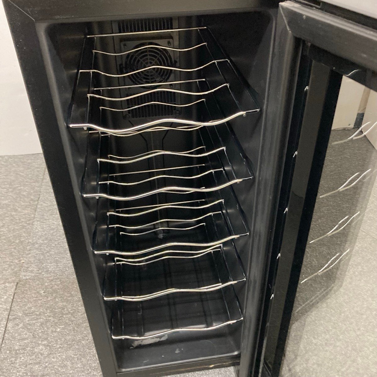 2020年製 ワインセラー PWC-331P-B アイリスオーヤマ ペルチェ式 静音 ブラック[C10580]_画像2