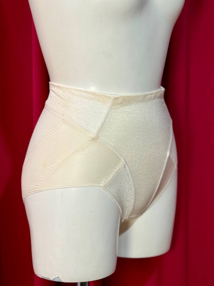 S796カフラス★ガードル★サイズ70 クリーム色 シンプル 艶感 光沢 しっかり補正 美尻 女性 女の子 レディース_画像2