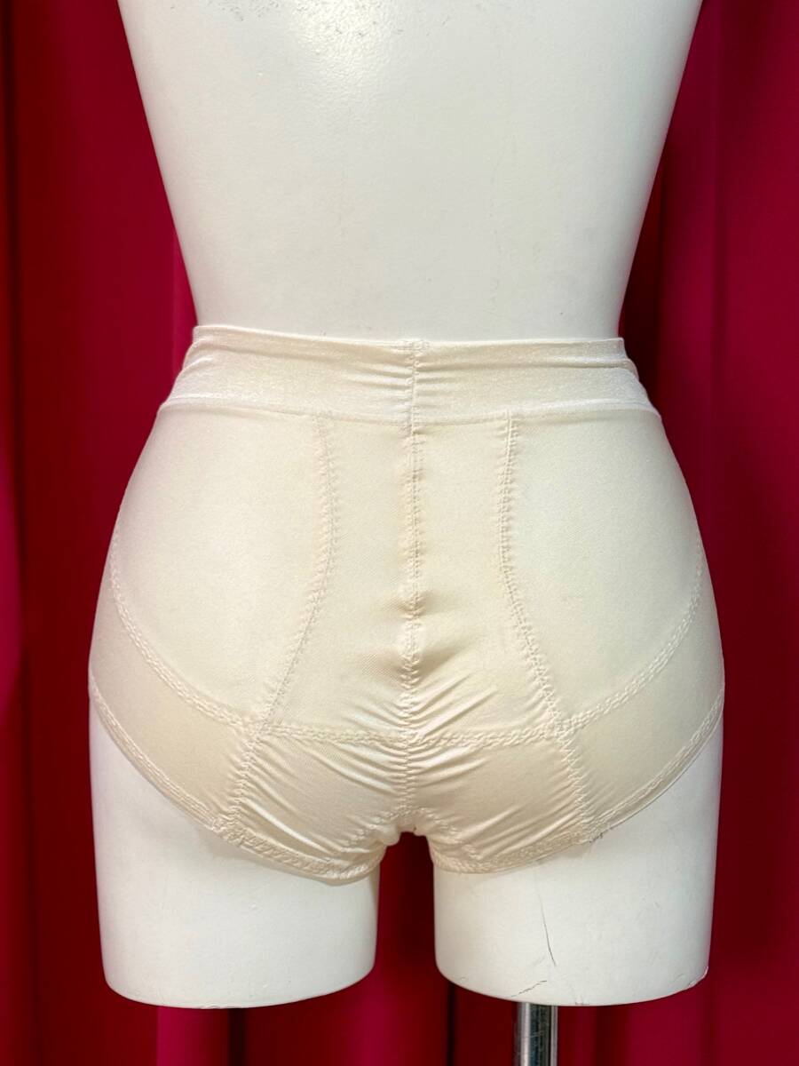 S796カフラス★ガードル★サイズ70 クリーム色 シンプル 艶感 光沢 しっかり補正 美尻 女性 女の子 レディース_画像3