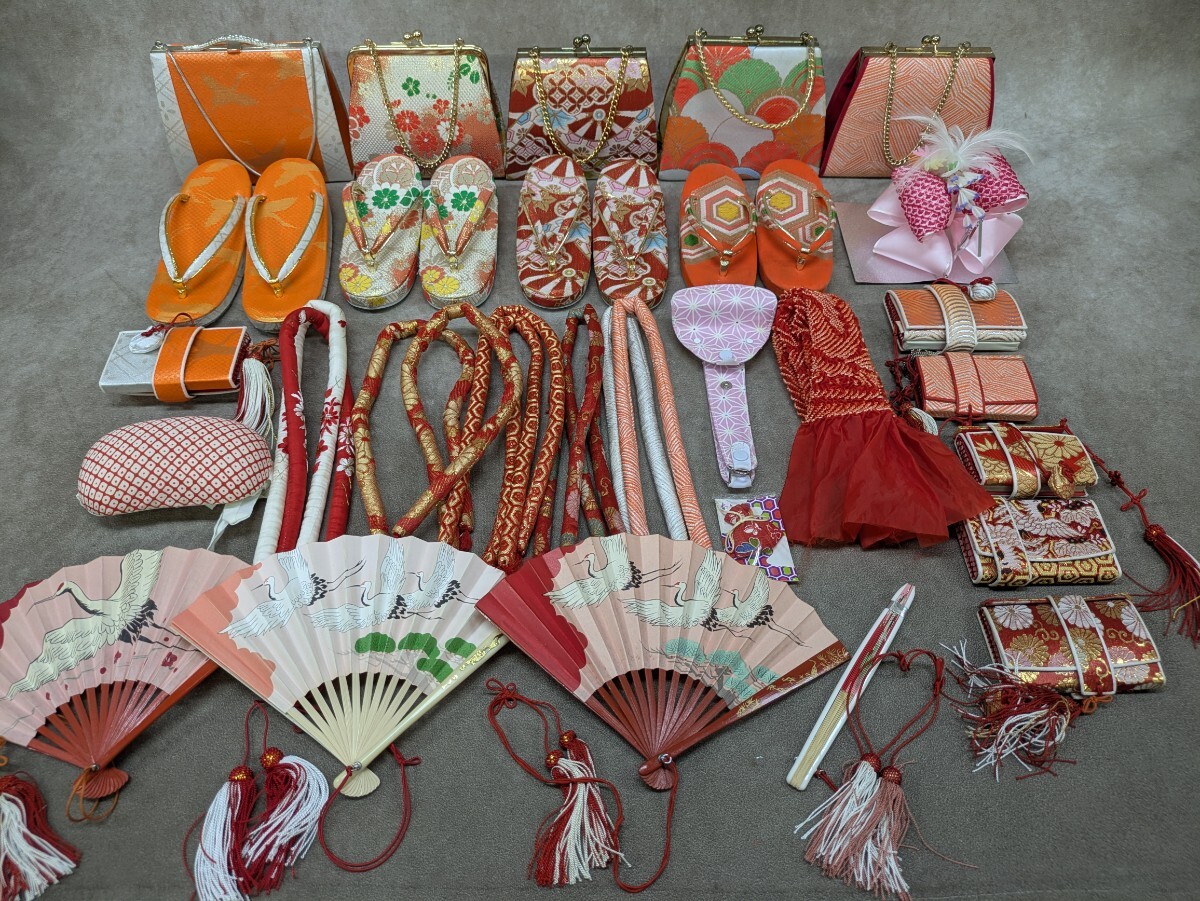 女の子 七五三 和装小物 小物セット 草履 扇子 バッグ 丸くげ 筥迫 髪飾り 帯枕 香袋 まとめ売り 和柄 レトロ柄 鶴 花柄 撮影小物 汚れあり_画像1