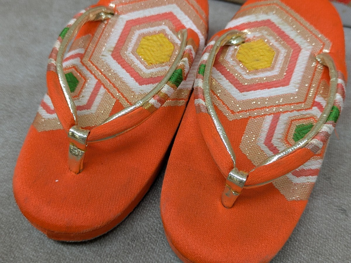 女の子 七五三 和装小物 小物セット 草履 扇子 バッグ 丸くげ 筥迫 髪飾り 帯枕 香袋 まとめ売り 和柄 レトロ柄 鶴 花柄 撮影小物 汚れあり_画像4