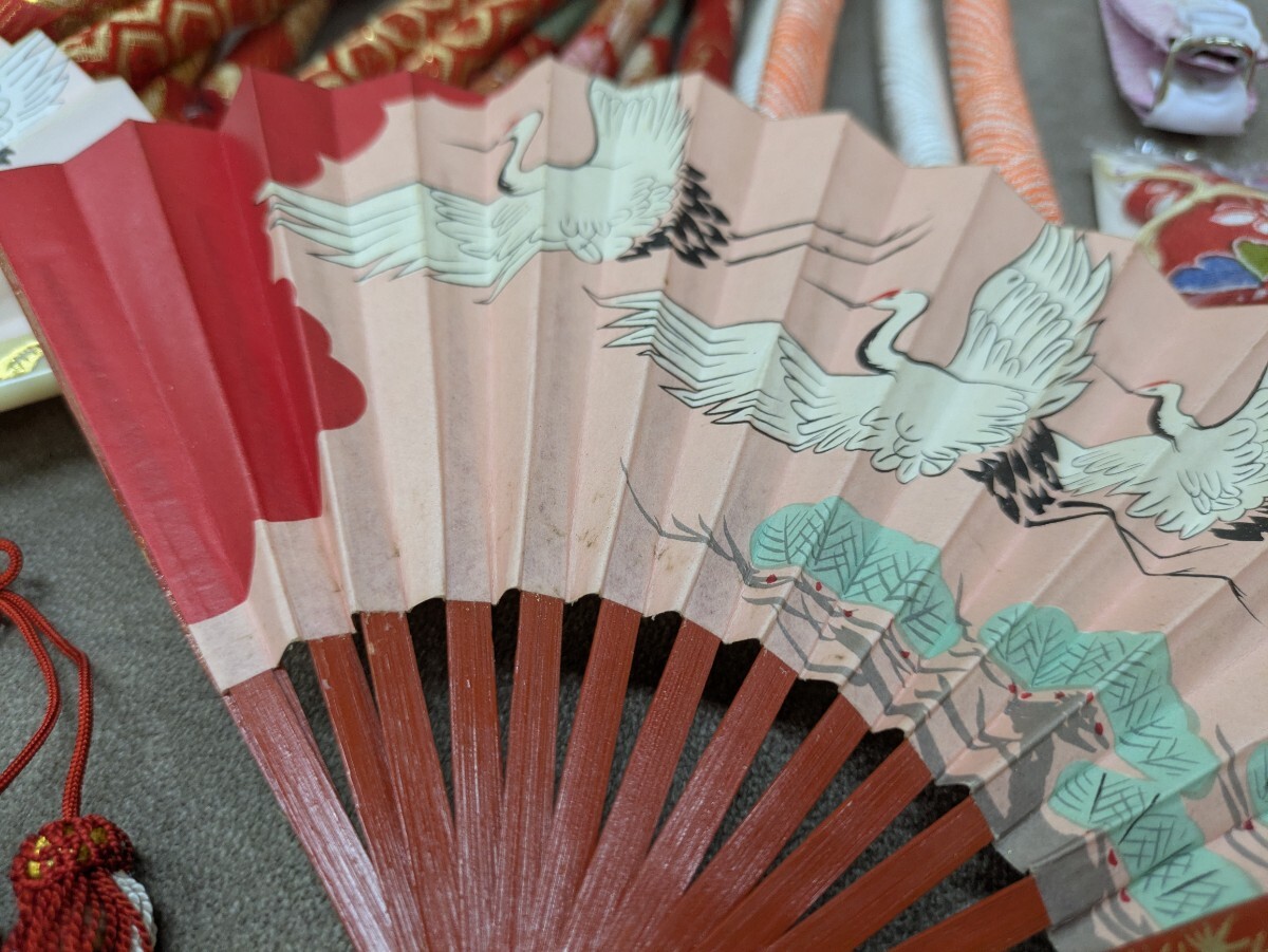女の子 七五三 和装小物 小物セット 草履 扇子 バッグ 丸くげ 筥迫 髪飾り 帯枕 香袋 まとめ売り 和柄 レトロ柄 鶴 花柄 撮影小物 汚れあり_画像6