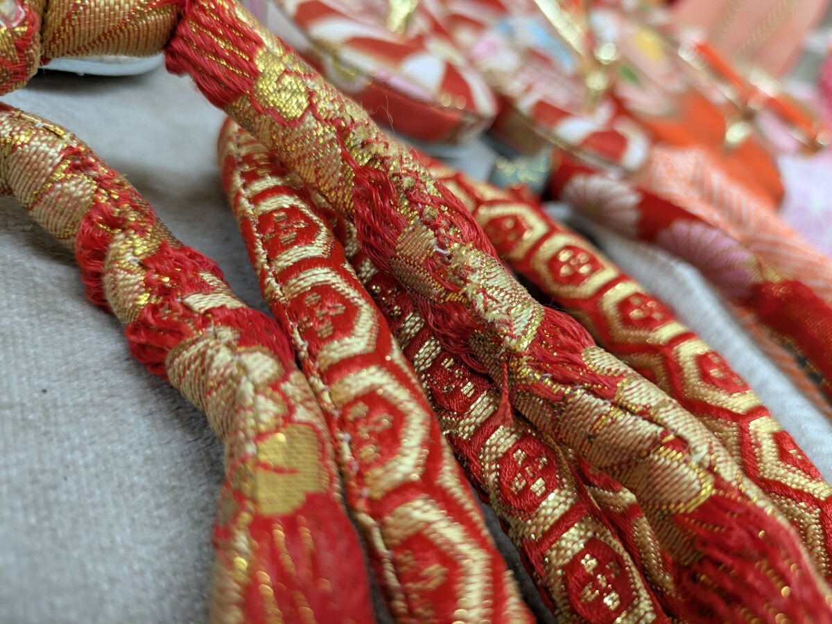 女の子 七五三 和装小物 小物セット 草履 扇子 バッグ 丸くげ 筥迫 髪飾り 帯枕 香袋 まとめ売り 和柄 レトロ柄 鶴 花柄 撮影小物 汚れあり_画像7