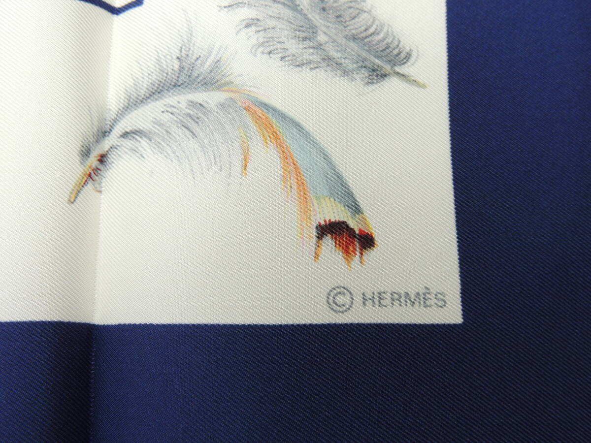 ★ 新品 同様 エルメス HELMES PLUMES par Henride Linares フランス製 カレ90 羽根 総柄 シルク スカーフ ネイビー オフホワイト _画像8