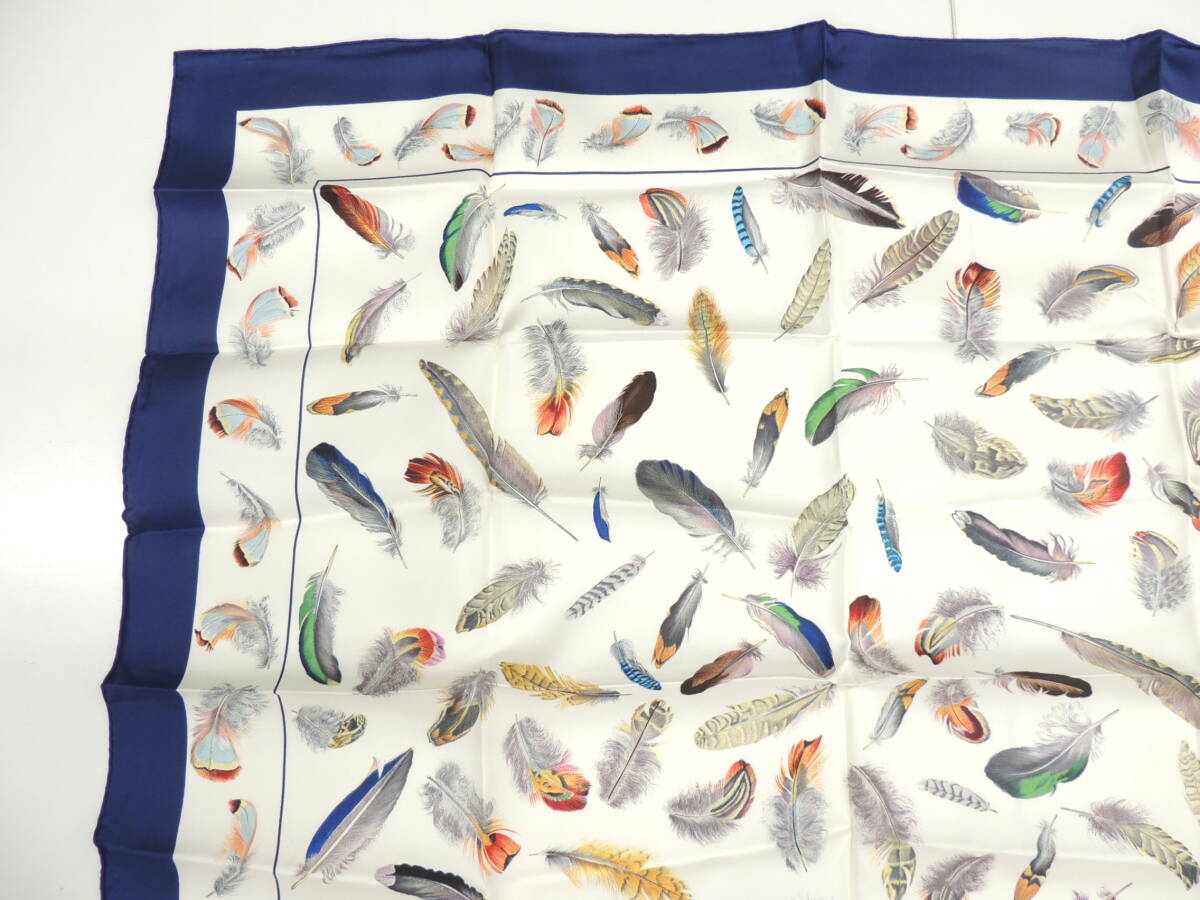 ★ 新品 同様 エルメス HELMES PLUMES par Henride Linares フランス製 カレ90 羽根 総柄 シルク スカーフ ネイビー オフホワイト _画像3