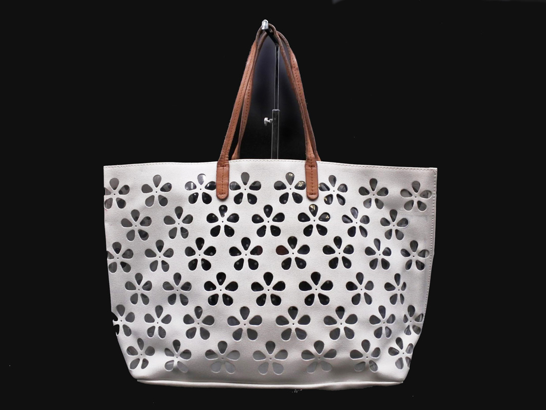 FURLA フルラ 本革 レザー 花柄 カットワーク トート バッグ オフホワイト ■■ ☆ fkb7 レディース_画像1