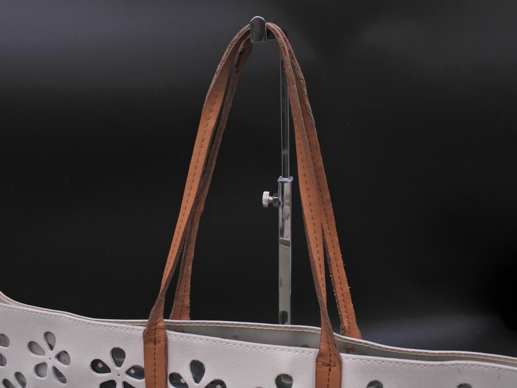 FURLA フルラ 本革 レザー 花柄 カットワーク トート バッグ オフホワイト ■■ ☆ fkb7 レディース_画像4