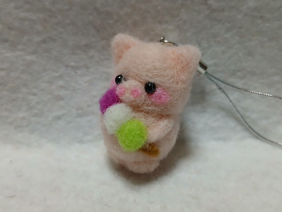 羊毛フェルト ハンドメイド 子ぶたちゃん 腹ペコ 仔ブタ 食いしん坊 豚さん 三色団子大好き ストラップ お団子 和菓子_画像2