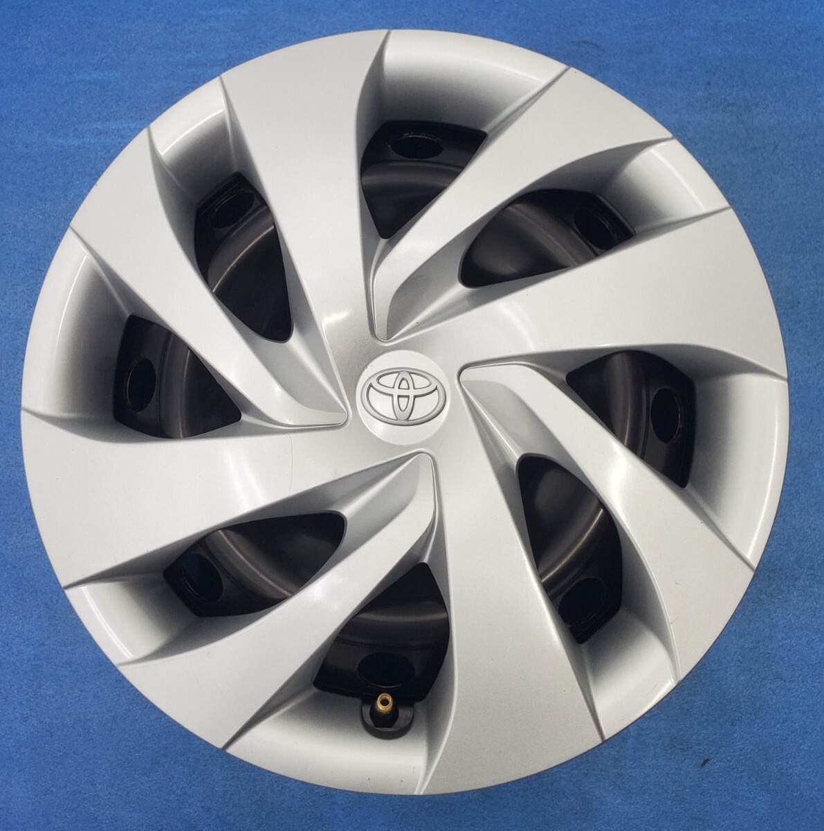 トヨタ ヤリス スチールホイール 14インチ 5.5J 4H PCD100 ホイールキャップ付き 流用可能 送料全国一律_画像4
