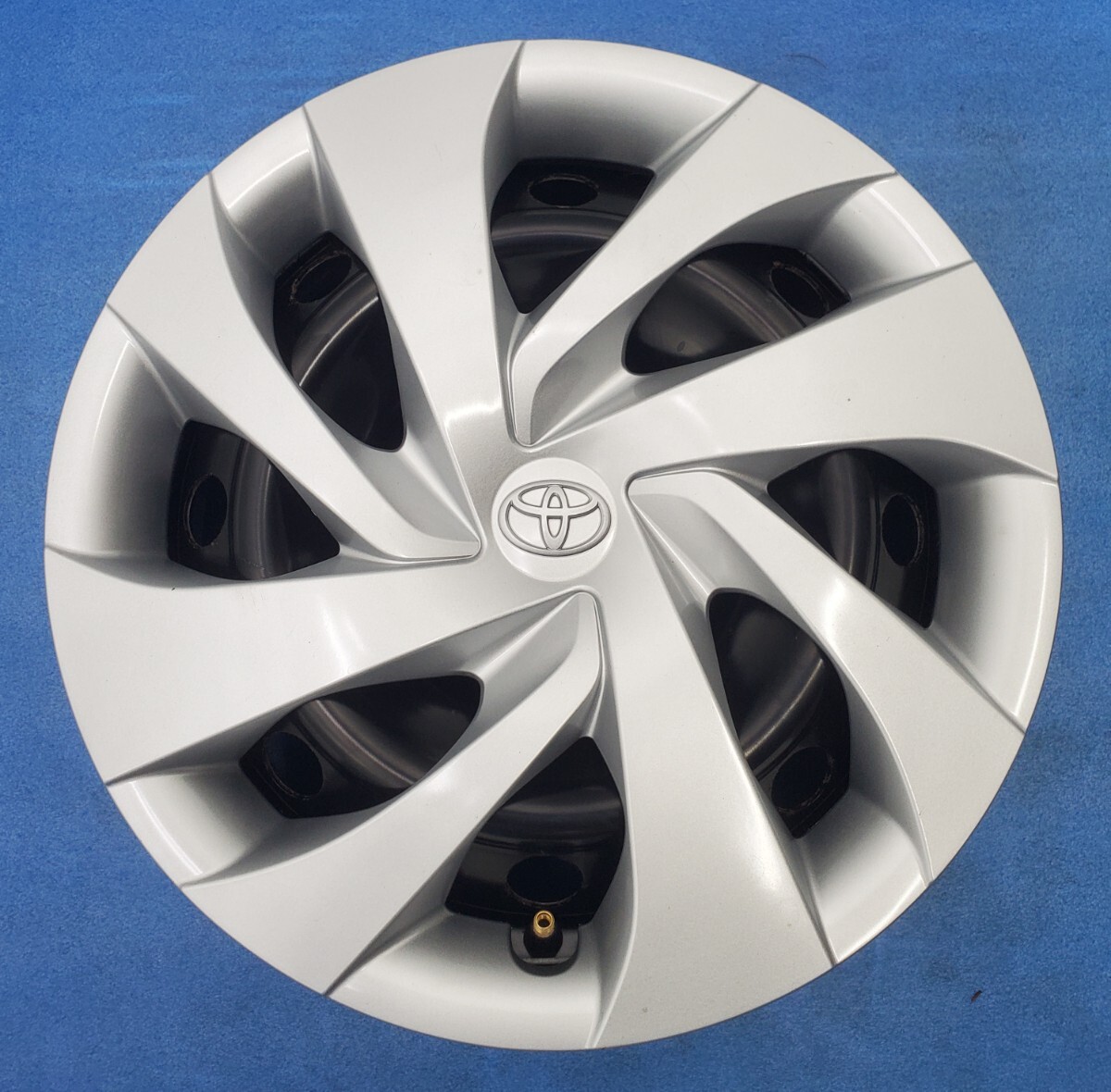 トヨタ ヤリス スチールホイール 14インチ 5.5J 4H PCD100 ホイールキャップ付き 流用可能 送料全国一律_画像2