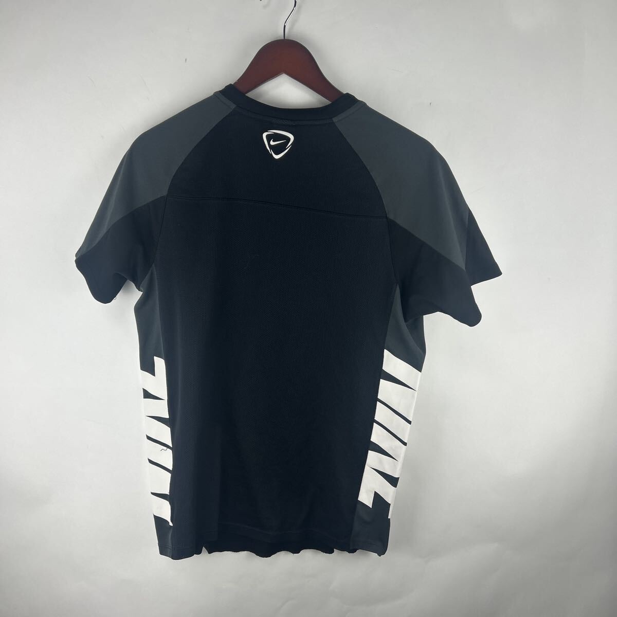 NIKE ナイキ 半袖Tシャツ 黒 ブラック トップス Mサイズ メンズ服 紳士服 ワンポイント スポーツウェア ランニングシャツ_画像2